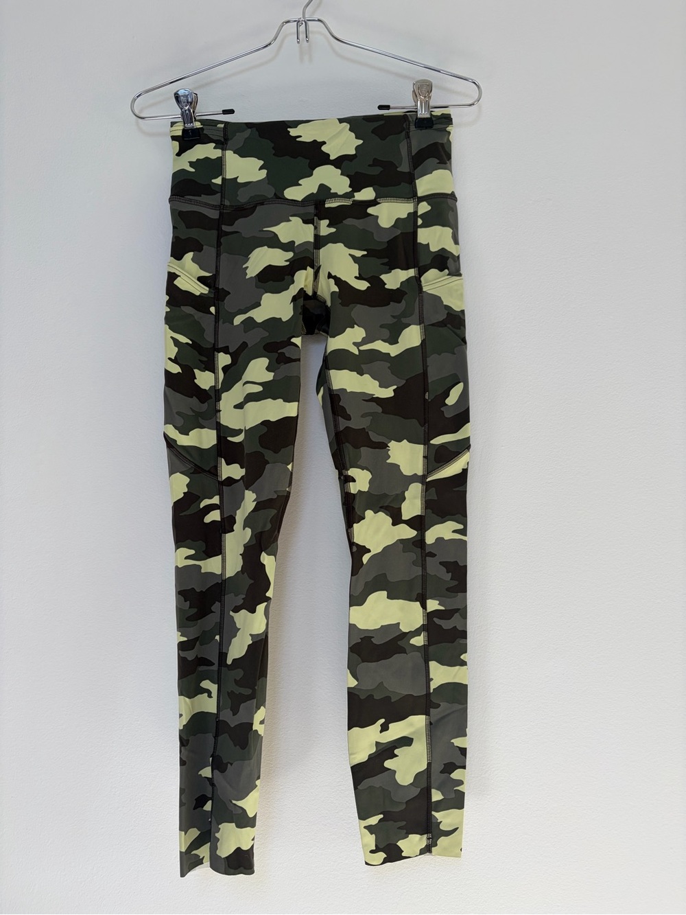 Lululemon Crop Leggings Camo print Size 6 Green